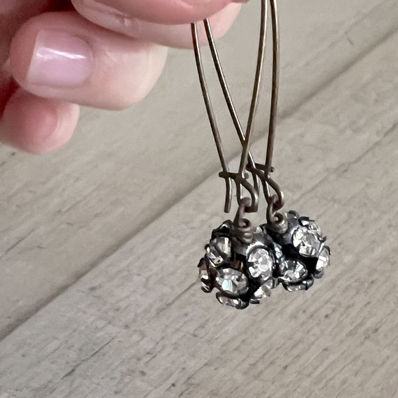 NEW  Handcrafted sparkly earrings on long brass wires - Picture 2 of 4